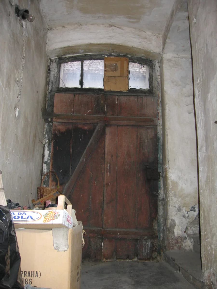 Dřevěné dveře a okno ve sladovně. Fotografie majitelů pivovaru.