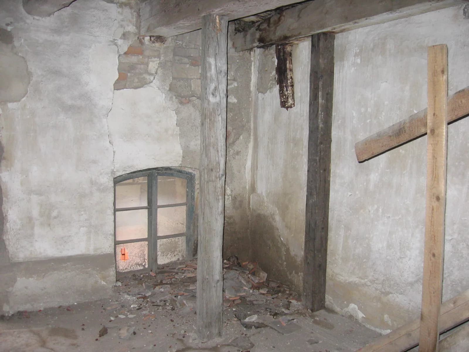 Zděný sloup a stěny sladovny. Fotografie majitelů pivovaru.