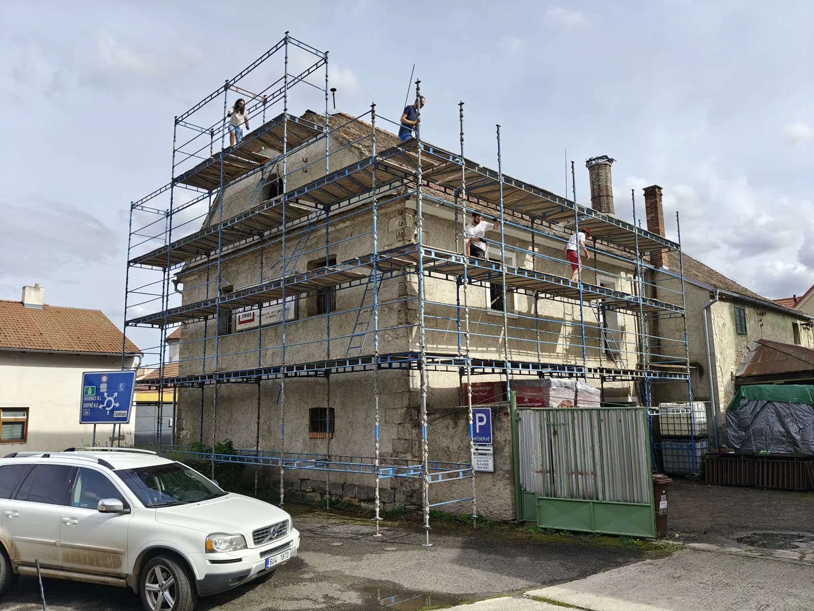 Lešení před varnou. Fotografie majitelů pivovaru.
