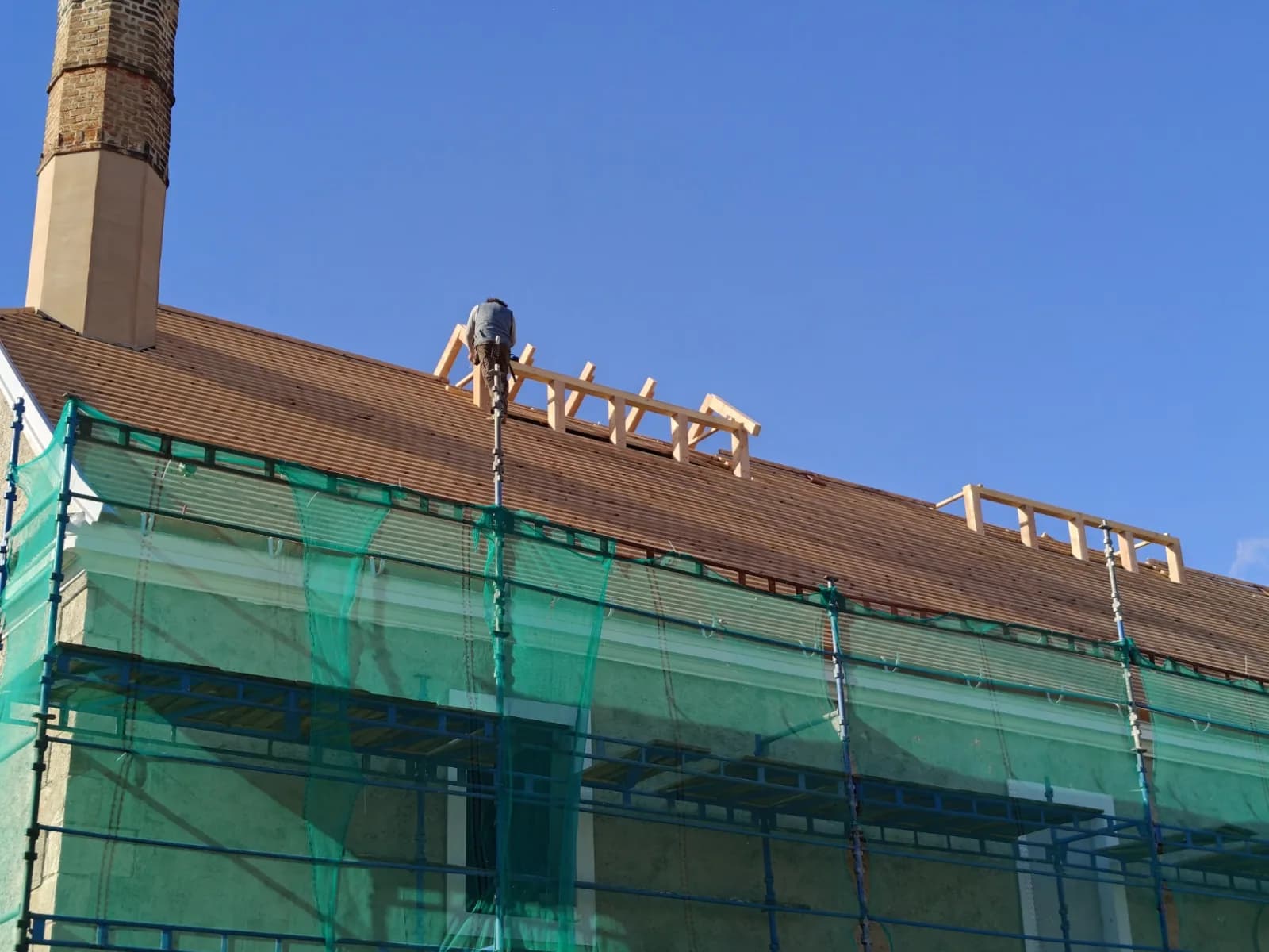 Práce na konstrukci nové střechy. Fotografie majitelů pivovaru.